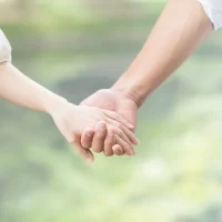 手を繋ぐ男女