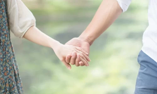 手を繋ぐ男女