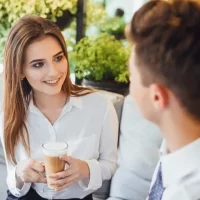 カフェで会話する男女