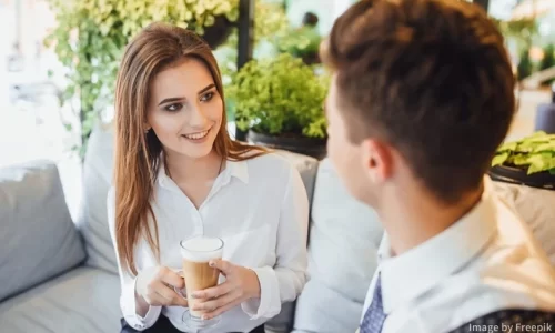カフェで会話する男女