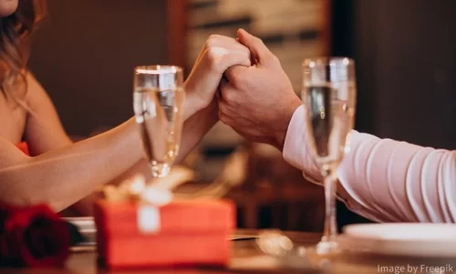 レストランで手を取り合い向かい合う男女